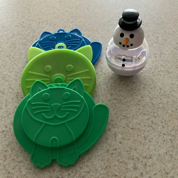 Cat Food Covers/Treat Dispenser - Picture 1 of 2